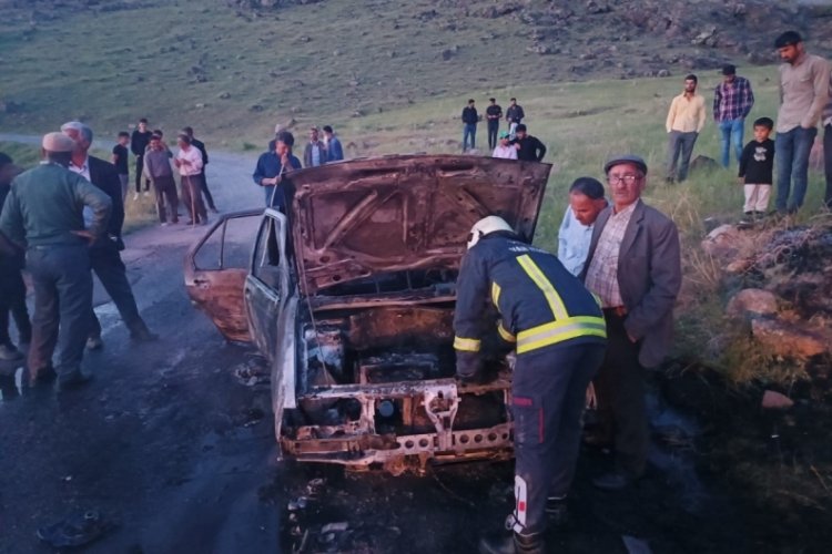 Van'da seyir halindeki otomobil alev alev yandı