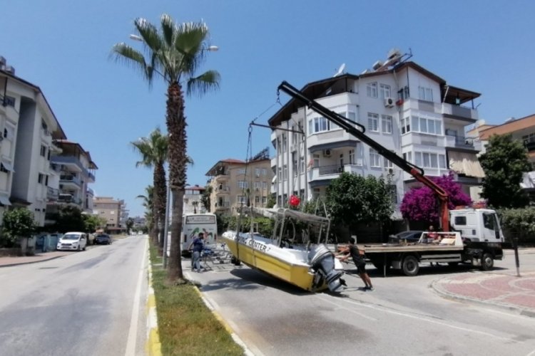 Tekne kazası kara yolunu kapattı
