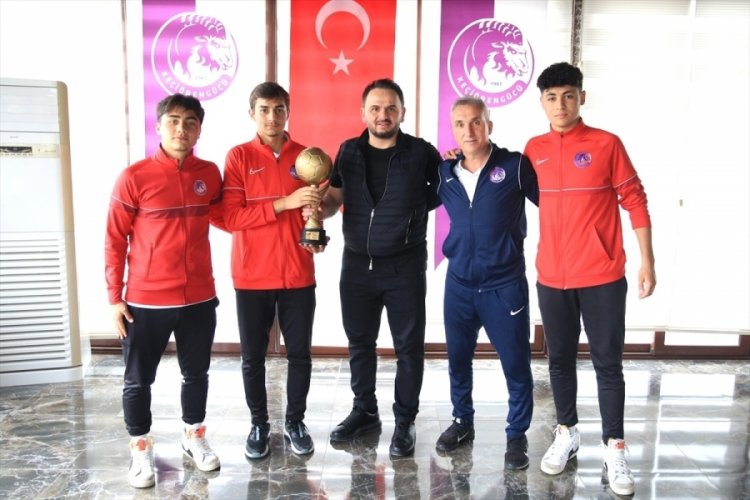 Ankara Ke&ccedil;i&ouml;reng&uuml;c&uuml; y&ouml;netimi, şampiyon U17 takımıyla g&ouml;r&uuml;şt&uuml;