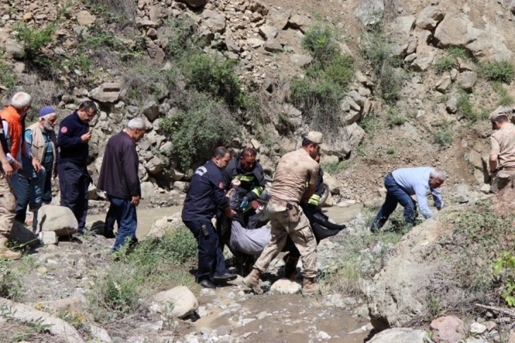 Erzurum'da araba k&ouml;pr&uuml;den dereye u&ccedil;tu! 1 &ouml;l&uuml;,1 yaralı