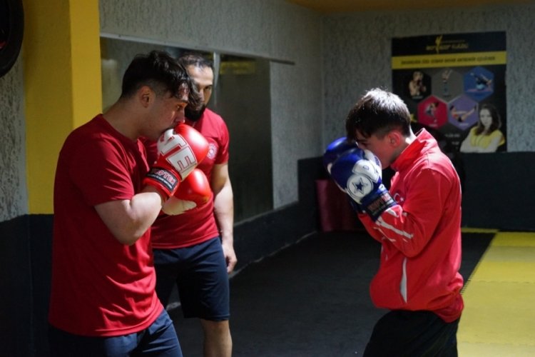 Zayıflamak i&ccedil;in başladığı kick boksta d&uuml;nya ikincisi oldu