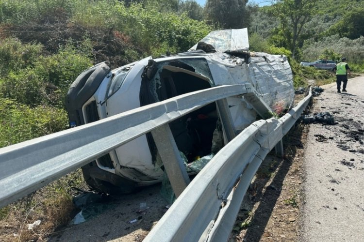 Bursa'da kamyonet virajı alamadı, 1 kişi yaralandı