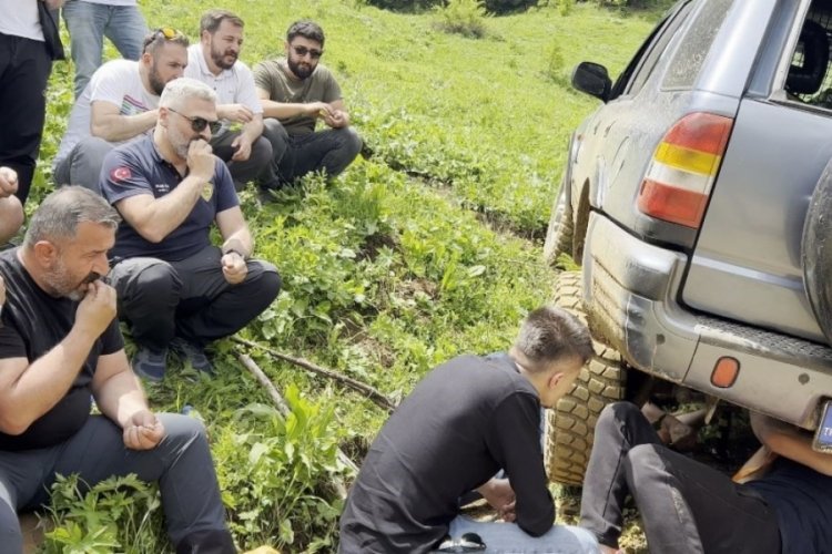 Artvin'de yolda kalan arkadaşlarını &ccedil;ekirdek &ccedil;itleyerek izlediler
