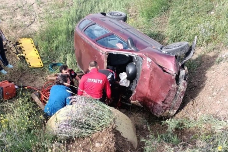 &Ccedil;ankırı'da yoldan &ccedil;ıkan otomobil şarampole devrildi! 1 &ouml;l&uuml;, 1 yaralı