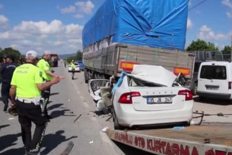 Uşak'ta otomobil park halindeki tıra &ccedil;arptı! Otomobilin s&uuml;r&uuml;c&uuml;s&uuml; &ouml;ld&uuml;