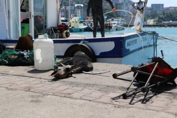 Zonguldak'ta dalgı&ccedil;lar, limandan 1 ton &ccedil;&ouml;p &ccedil;ıkardı