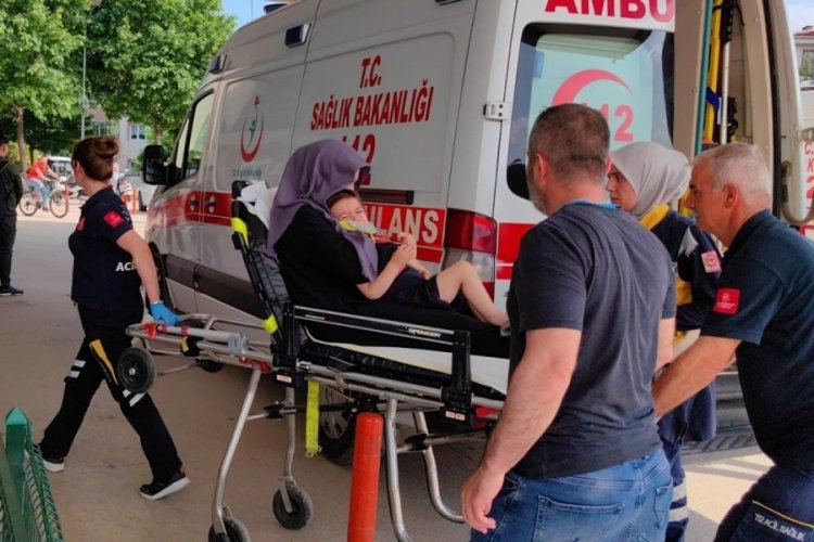 Bursa'da 3. kattan d&uuml;şen &ccedil;ocuk annesinin kucağında hastaneye getirildi