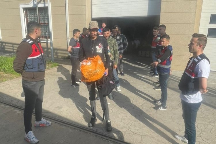 Kocaeli'de 14 d&uuml;zensiz g&ouml;&ccedil;men &uuml;lkelerine g&ouml;nderildi