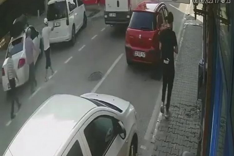 Bursa'da fren yerine gaza bastı, 3 kişiye &ccedil;arptı