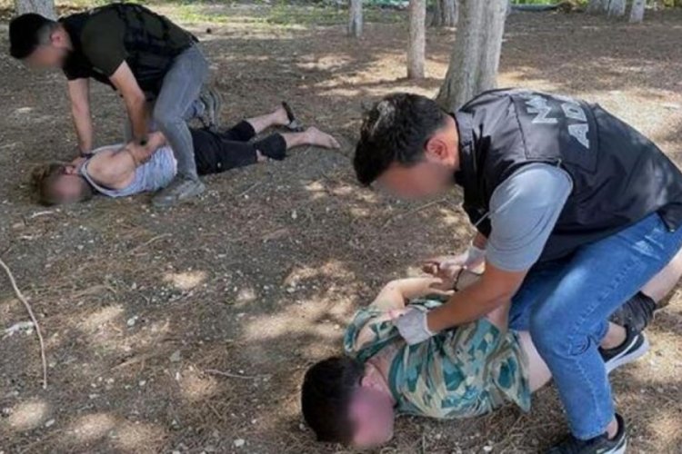 Adana'da depo baskını! Uyuşturucuyu kimyasalla &ccedil;oğaltırken yakalandılar