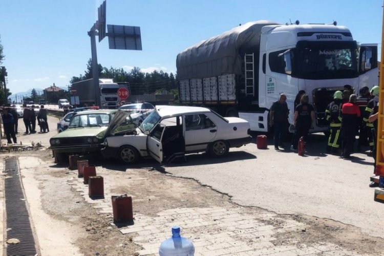 Tırın &ccedil;arptığı otomobildeki yaşlı &ccedil;ifti &ouml;l&uuml;m ayırdı