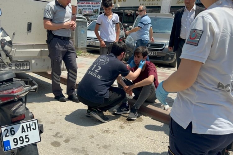 Bursa'da &ccedil;alınan motosikletini teslim alan şahıs duran otob&uuml;se &ccedil;arptı