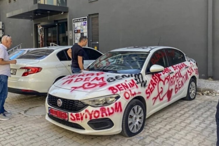 Antalya'da otomobilin &uuml;zerine aşk mesajları yazıldı!