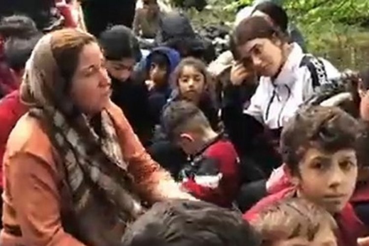 G&ouml;&ccedil;menler Yunanistan'da nehirdeki adacıkta mahsur kaldı