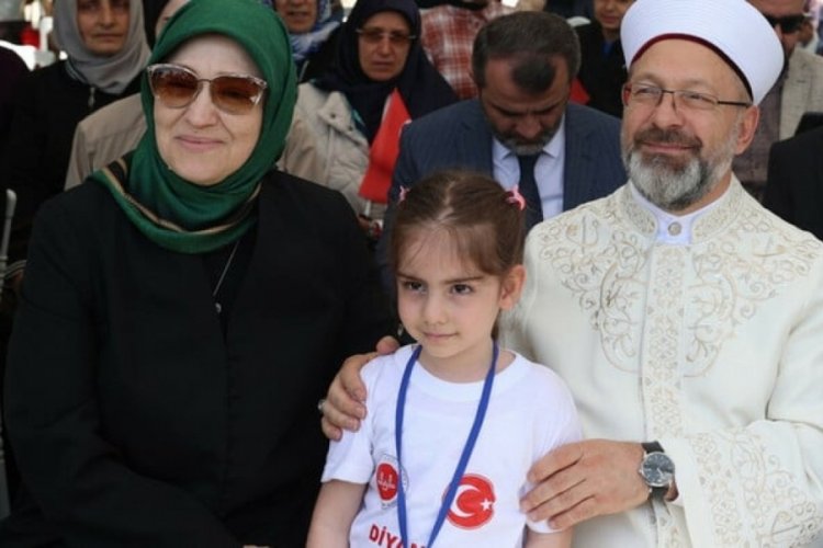 Ali Erbaş: Bayrağını seven &ccedil;ocuklar yetiştirmenin gayretindeyiz