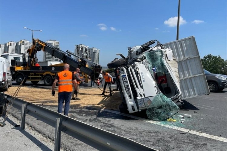 İstanbul'da kamyon minib&uuml;se &ccedil;arpıp devrildi! S&uuml;r&uuml;c&uuml; yaralandı