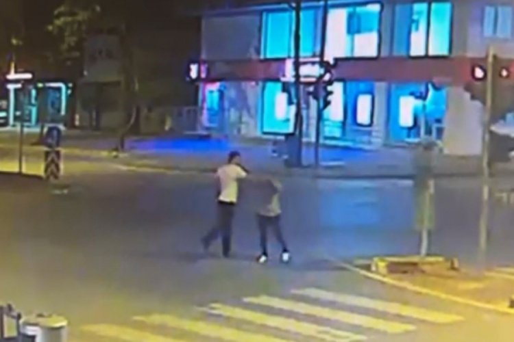 Antalya'da iki elinde tabancayla eşini cadde ortasında d&ouml;vd&uuml;