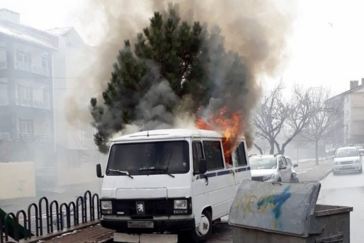 İstanbul'da park halindeki minib&uuml;s yandı