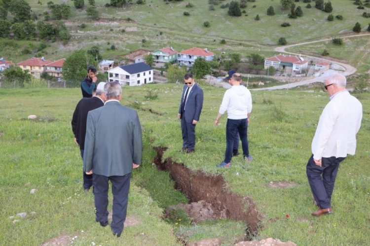 Afyonkarahisar'da 700 n&uuml;fuslu k&ouml;yde heyelan meydana geldi