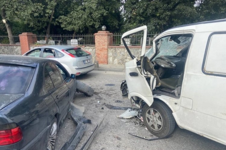İstanbul'da otomobil ile minib&uuml;s kafa kafaya &ccedil;arpıştı: 4 yaralı