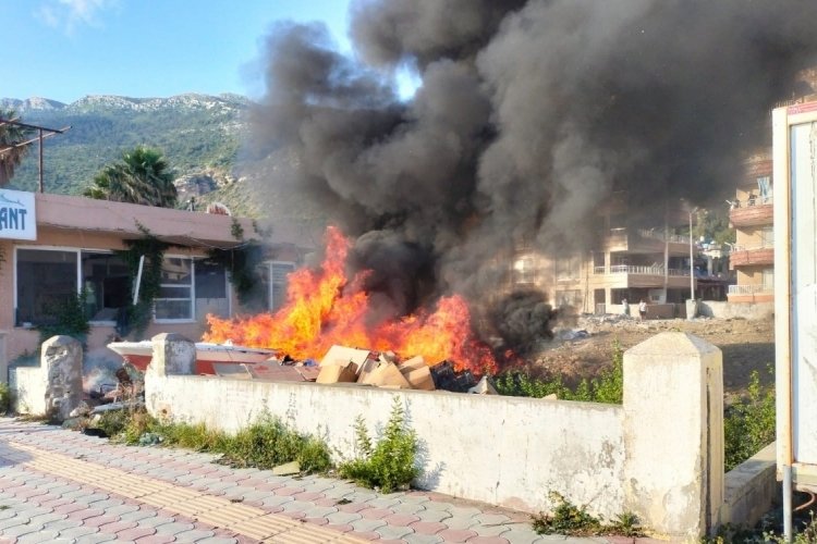 Hatay'da &ccedil;&ouml;pl&uuml;k alandaki yangın tekneyi k&uuml;le &ccedil;evirdi