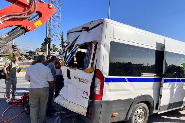 Mersin Tarsus'ta iş&ccedil;i servisi ile kamyon &ccedil;arpıştı: &Ccedil;ok sayıda yaralı var