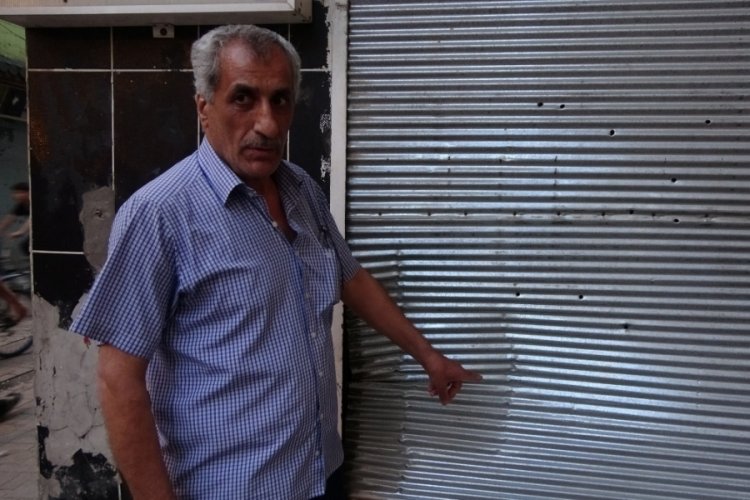 Diyarbakır'da evinin &ouml;n&uuml;nde uyuşturucu satanları uyardı, dehşeti yaşadı