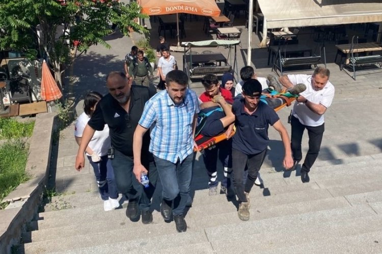 Karab&uuml;k'te beton zemine d&uuml;şen iş&ccedil;i yaralandı