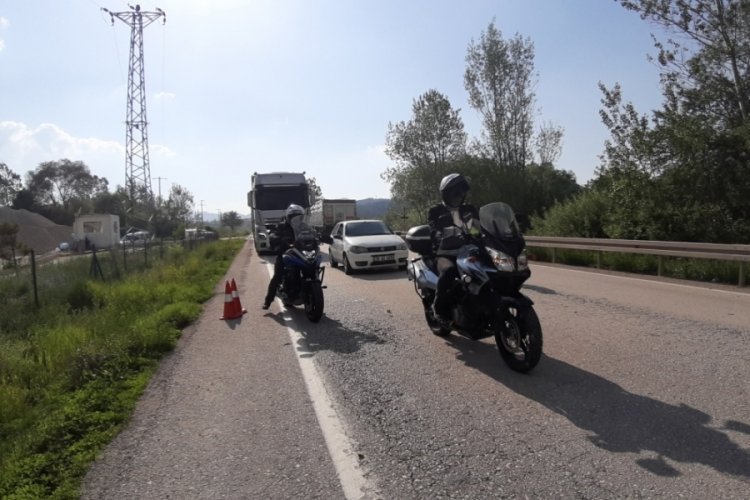 Bolu'da s&uuml;r&uuml;c&uuml; devrilen tırdan yara almadan kurtuldu