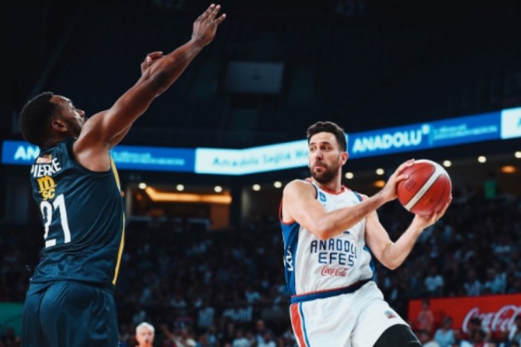 Anadolu Efes seride 2-1 &ouml;ne ge&ccedil;ti
