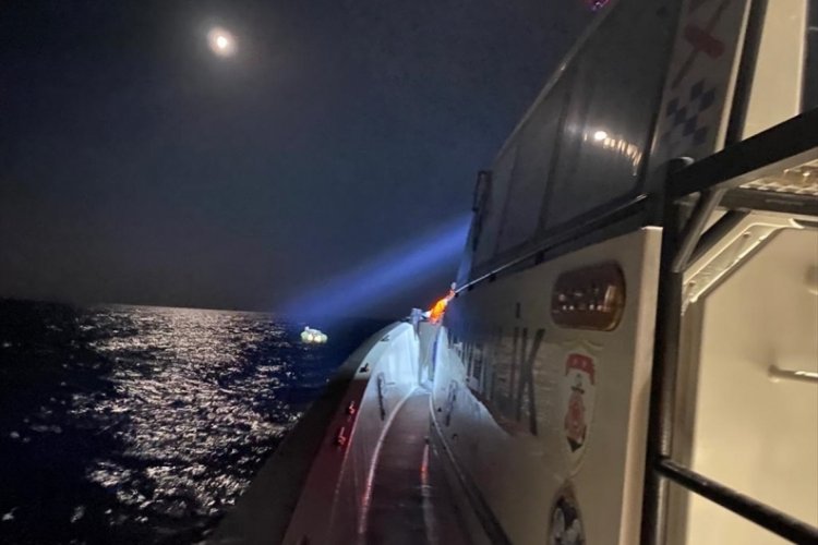 İzmir a&ccedil;ıklarında 23 d&uuml;zensiz g&ouml;&ccedil;men kurtarıldı
