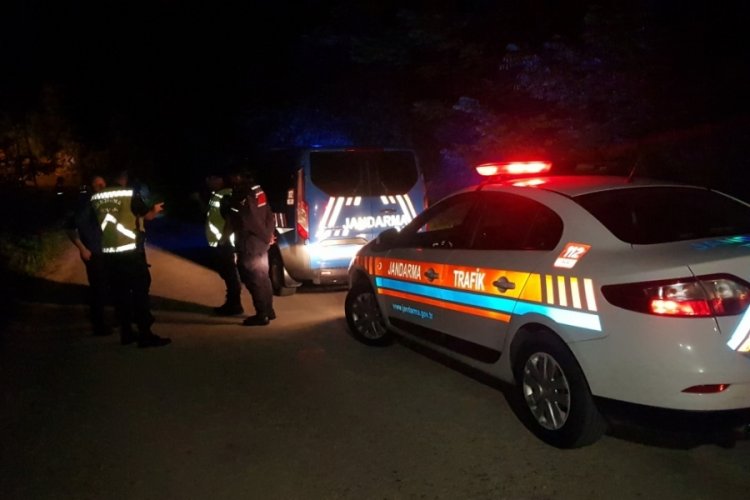 Karab&uuml;k'te ters d&ouml;nen otomobilin s&uuml;r&uuml;c&uuml;s&uuml; yaralandı