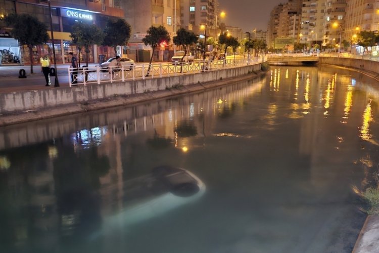 Adana'da virajı alamayan otomobil sulama kanalına d&uuml;şt&uuml;