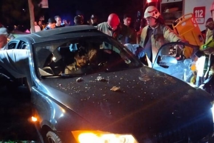 İstanbul'da otomobil aydınlatma direğine &ccedil;arptı! 1 kişi ağır yaralı