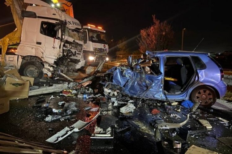 İstanbul'da TIR otomobilin üzerine devrildi: Otomobil sürücü hayatını kaybetti, 4 yaralı