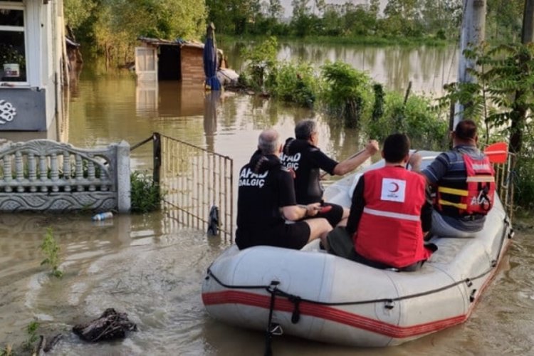 Samsun'da AFAD botla gezerek selzedelere erzak dağıttı