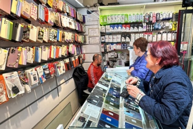 D&uuml;zce'de sıfır telefon alamayan vatandaşlar soluğu tamircide aldı!