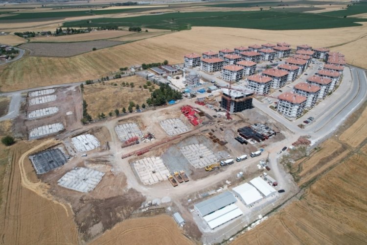 Depremzedeler i&ccedil;in mesai s&uuml;r&uuml;yor, konutlar y&uuml;kseliyor