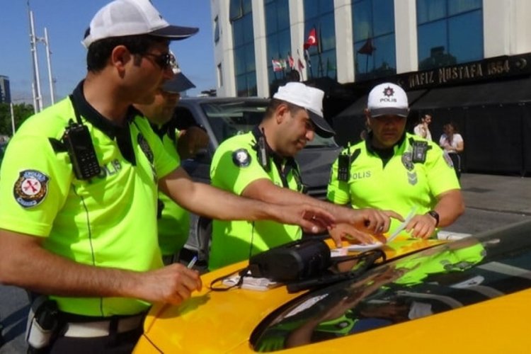 İstanbul'da arama kararı olan taksi şof&ouml;r&uuml; yakalandı! Aracı bağlandı
