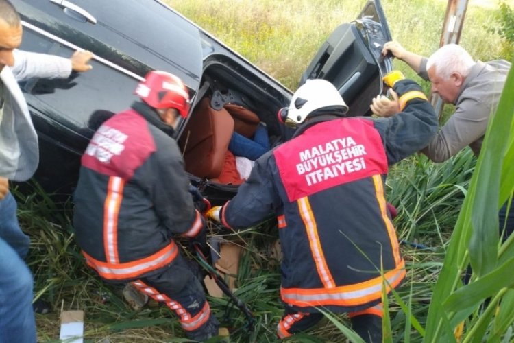 Malatya'da otomobil elektrik direğine &ccedil;arptı: 1 &ouml;l&uuml;, 4 yaralı