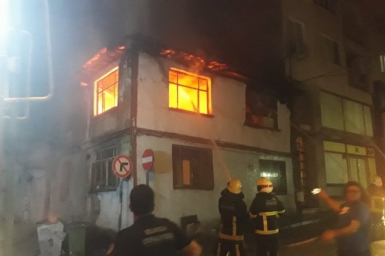 Bursa'da iki katlı ahşap ev alev alev yandı