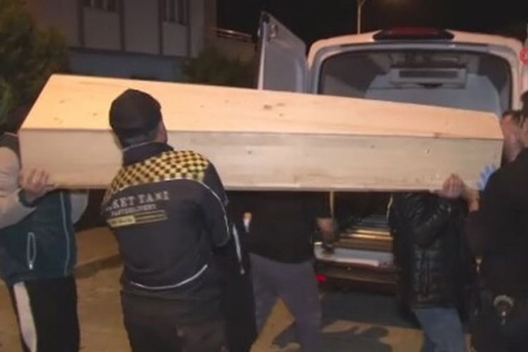 İstanbul'da bir kadın evinin banyosunda boğazından bı&ccedil;aklanmış şekilde &ouml;l&uuml; bulundu