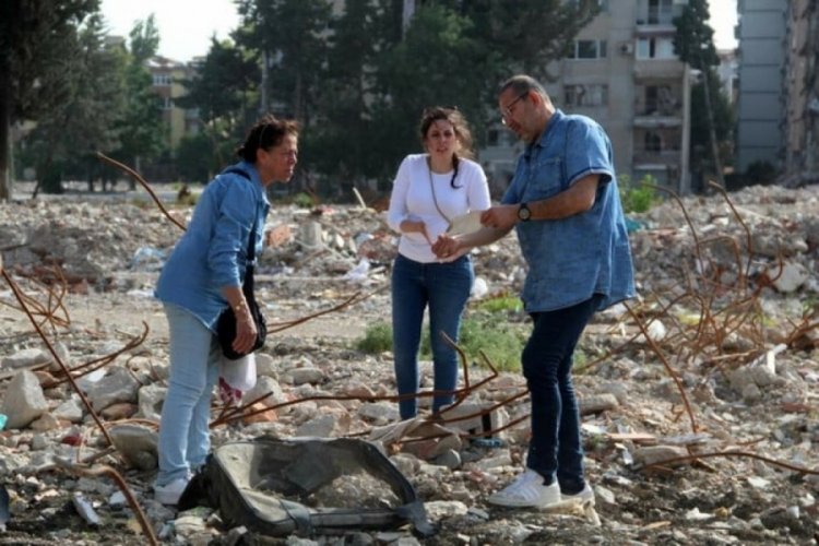 Hatay'da gurbet&ccedil;i enkazda ailesiyle bir hatıra aradı!