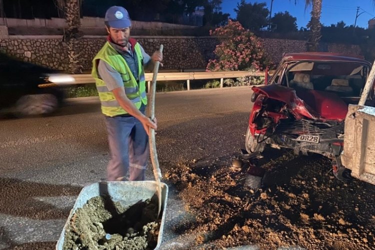 Temizlik iş&ccedil;ileri karıştıkları kaza yerinde bile g&ouml;revlerini ihmal etmedi