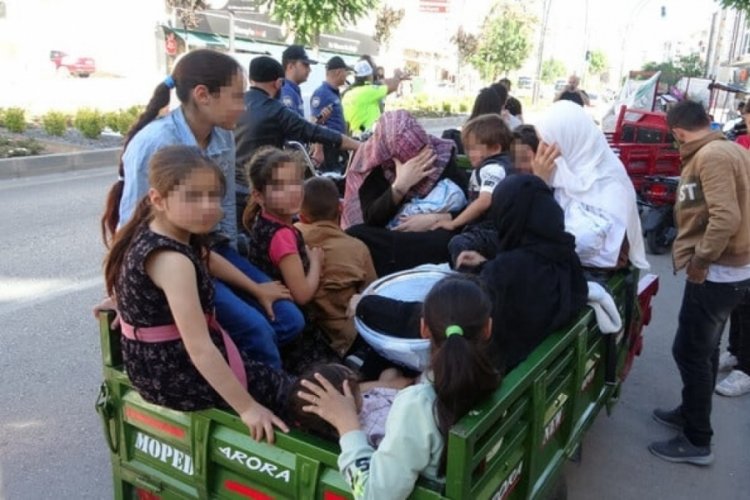 Aksaray'da şaşırtan g&ouml;r&uuml;nt&uuml;! Motosiklete 16 kişiyi bindirdi