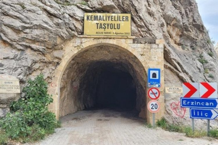 Erzincan'da 10 kilometrelik yolun 7 kilometresi suyla doldu