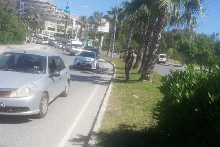 Motosikletiyle palmiyeye &ccedil;arpan İngiliz turist &ouml;ld&uuml;