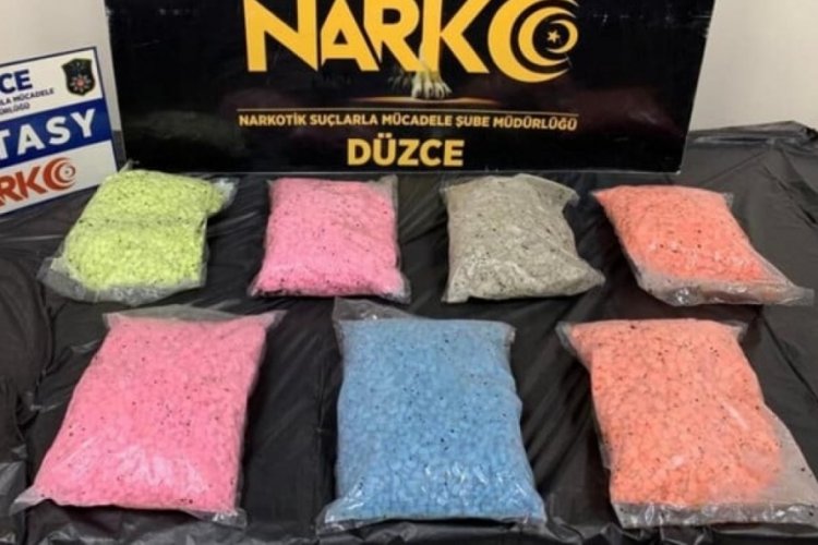 D&uuml;zce'de durdurulan ara&ccedil;tan binlerce uyuşturucu hap &ccedil;ıktı