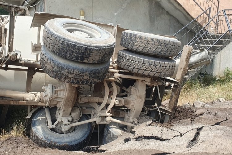 Osmaniye'de yolun &ccedil;&ouml;kmesi sonucu beton mikseri devrildi!