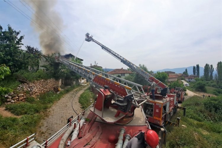 Bilecik'te yanan iki katlı ahşap ev kontroll&uuml; bir şekilde yıkıldı